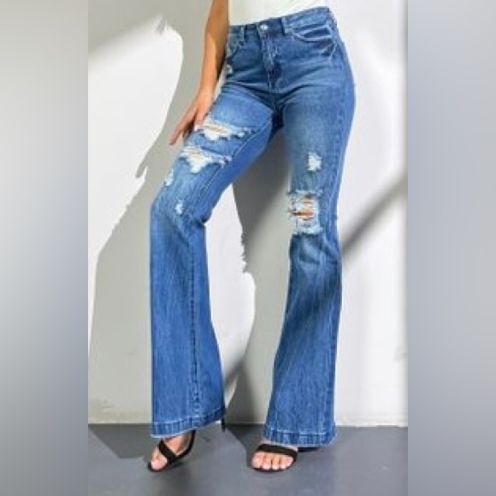 Distressed Zip Fly Raw Hem Flare Leg Jeans. Women’s sz Medium 6/8.